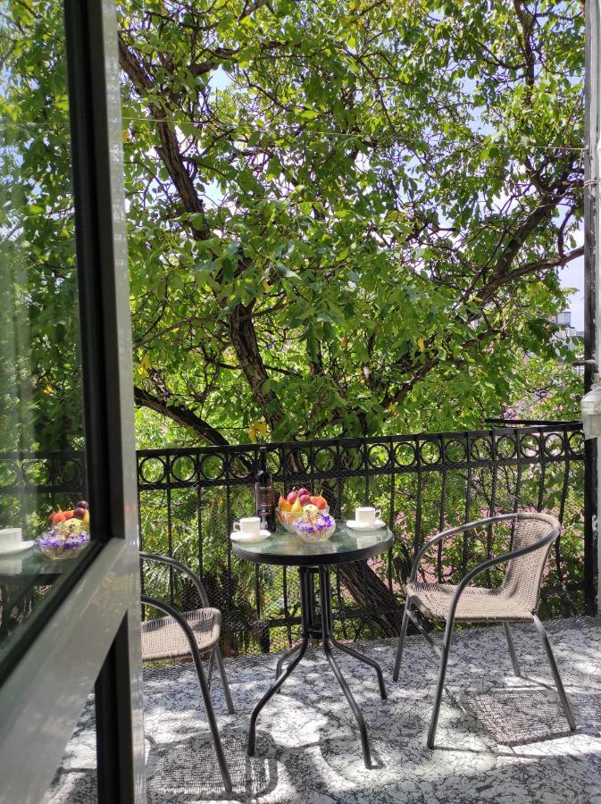Tranquil Apartment In Vake Tbilisi Bagian luar foto